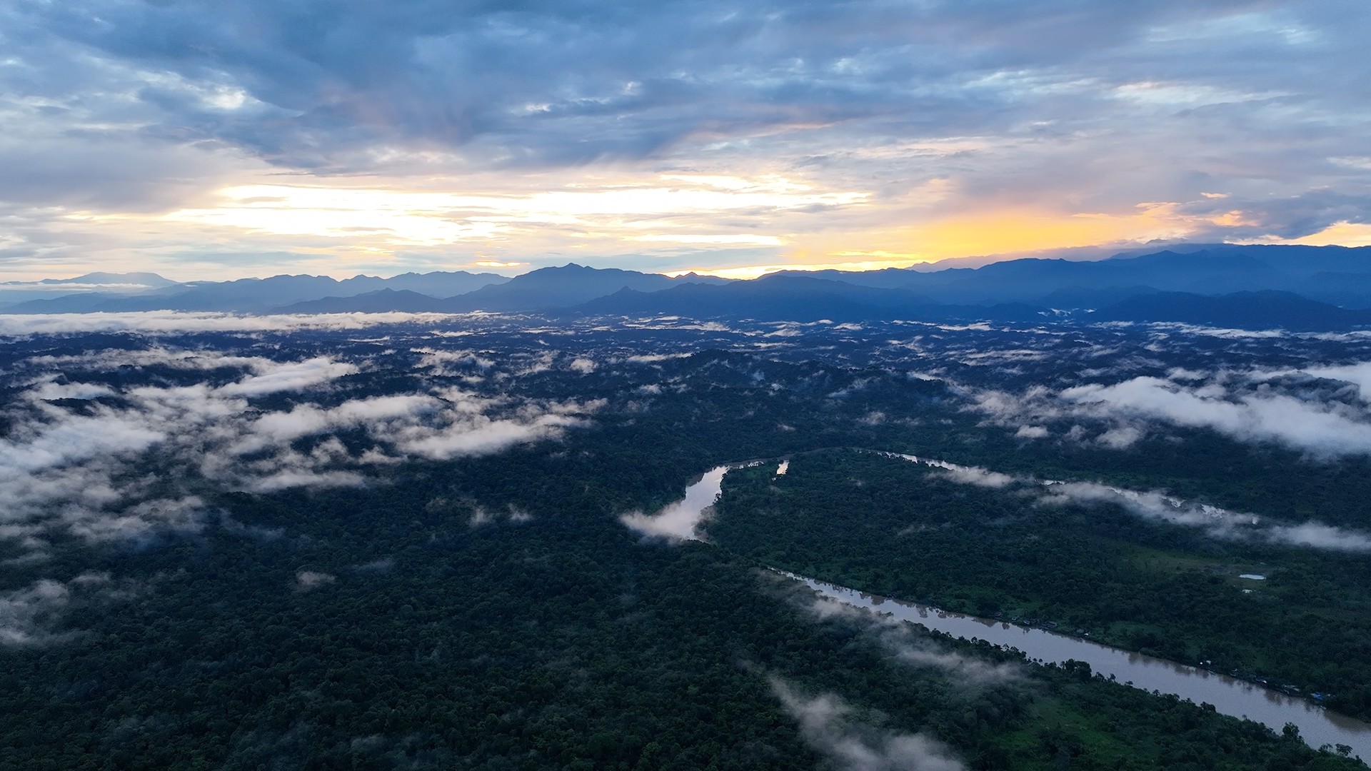 Amanecer en el río
